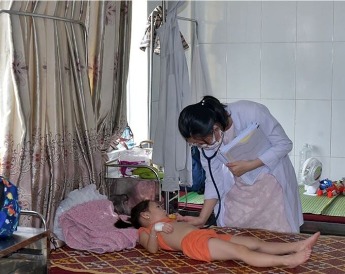 Bác sỹ Khoa Nhi, Bệnh viện Đa Khoa tỉnh Hà Tĩnh thăm khám cho các cháu. Ảnh: Báo Hà Tĩnh