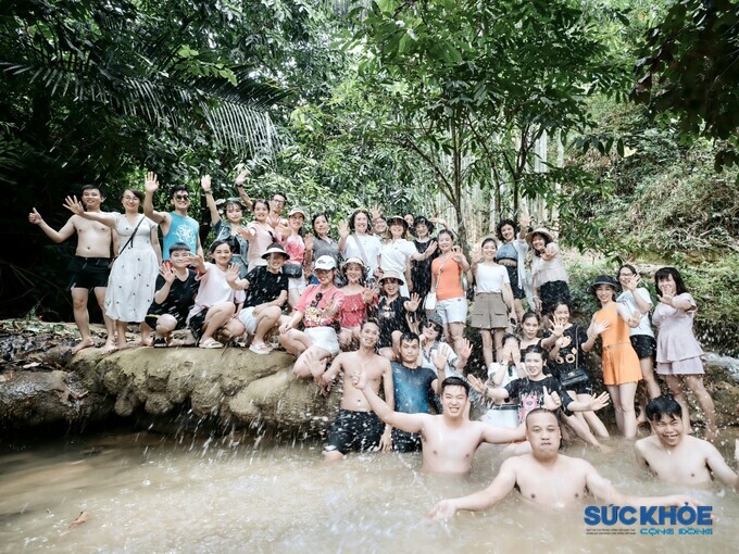 Đi sâu hơn vào vùng lõi khu bảo tồn Pù Luông, bản Hiêu nổi tiếng với thác Hiêu có dòng nước trong và mạnh. Dưới chân thác là những bể tắm tự nhiên, nước trong suốt, mát lạnh mùa hè và ấm mùa đông.