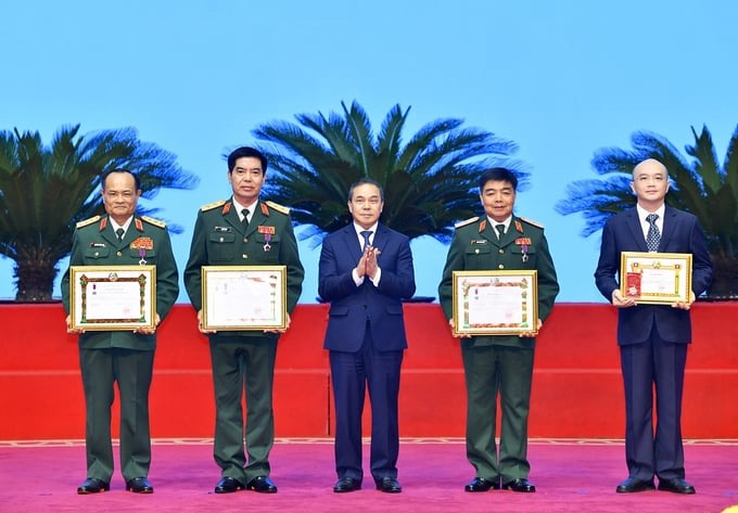 Thừa uỷ nhiệm của Nhà nước Lào, Đại sứ Sengphet Houngboungnuang trao Huân chương Anh dũng hạng Nhất truy tặng cố Thiếu tướng Hoàng Thế Thiện, nguyên Thứ trưởng Bộ Quốc phòng Việt Nam. Đại diện gia đình Cố Thiếu tướng Hoàng Thế Thiện đón nhận huân chương (ngoài cùng bên phải)