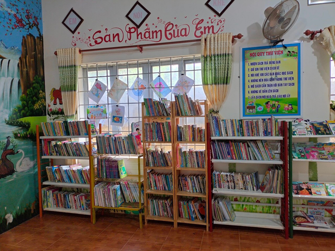 Sách trao cho học sinh Trường tiểu học Y Jut, xã Ea Hđing, huyện Cư M’gar, tỉnh Đắk Lắk được xếp ngay ngắn lên kệ