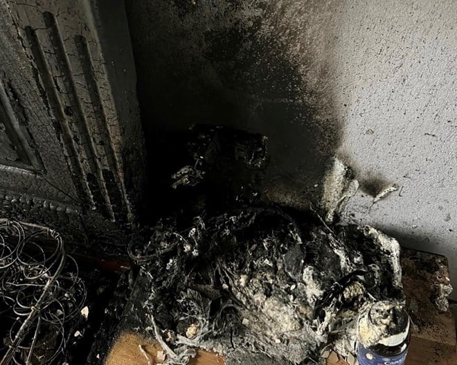 Đám cháy do chập sạc điện thoại đã thiêu rụi nhiều vật dụng trong gia đình ở Thanh Trì, Hà Nội. Ảnh: CACC (LĐO)