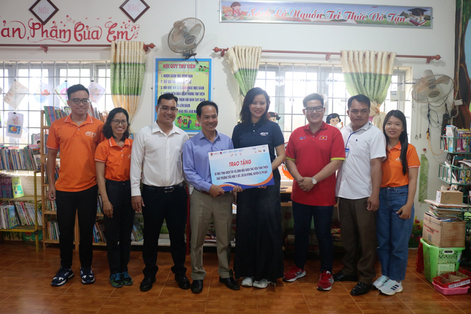 Trao tặng 30 bộ máy tính và 2.000 đầu sách cho học sinh vùng khó tỉnh Đắk Lắk nhân dịp Tết Trung thu 2023