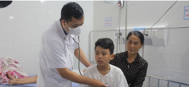 Học sinh Trường Tiểu học thị trấn Tiền Hải bị ngộ độc thực phẩm điều trị tại Bệnh viện Đa khoa huyện Tiền Hải. Ảnh: Báo Thái Bình