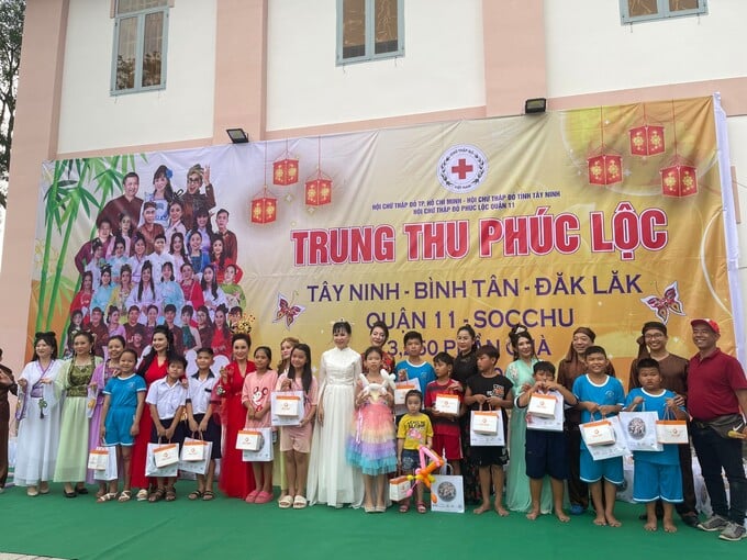 Văn phòng đại diện VACHE đã tới thăm và trao tặng 300 phần quà cho các em có hoàn cảnh khó khăn tại xã Biên giới, huyện Châu Thành, tỉnh Tây Ninh