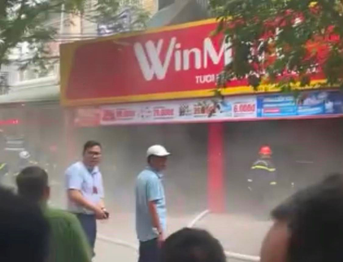 Lãnh đạo UBND phường Mai Dịch (áo trắng) trực tiếp chỉ huy dập tắt đám cháy. Ảnh: Hà Nội mới