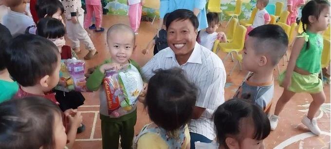 Cán bộ trạm liên lạc tại Lâm Đồng tham gia các hoạt động thiện nguyện dịp Tết Trung thu tại Xã Lộc Nga và xã Đại Lào, TP. Bảo Lộc, tỉnh Lâm Đồng