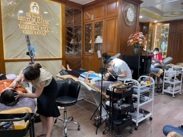 Nhân viên chăm sóc khách hàng tại Hệ thống Nha Khoa Sài Gòn & Thẩm mỹ viện White Lotus