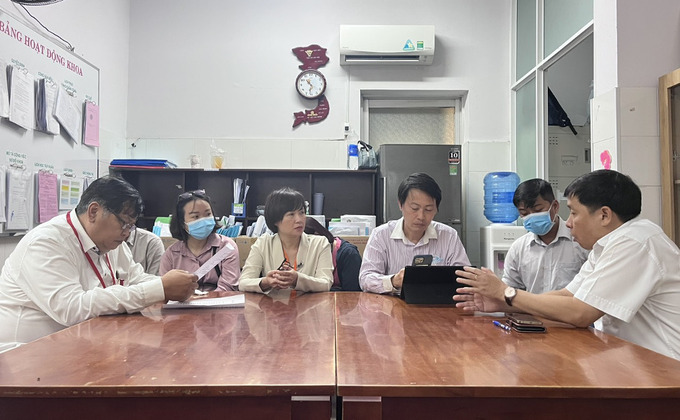 Tổ công tác Sở Y tế làm việc tại Bệnh viện Lê Văn Thịnh về trường hợp tử vong và các trường hợp còn lại đang điều trị tại bệnh viện. Ảnh: Sở Y tế TP. HCM