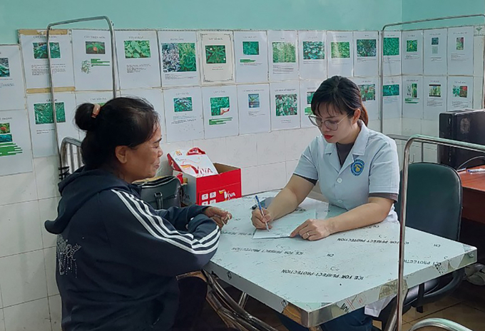 Người dân được tuyên truyền và thăm khám sức khỏe tại huyện Thống Nhất