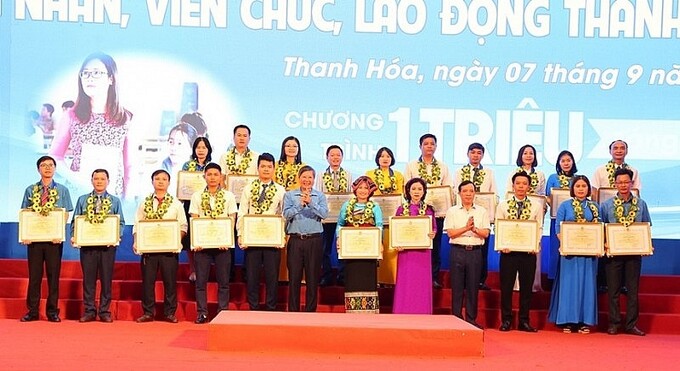 Lãnh đạo Tổng LĐLĐ Việt Nam trao Bằng khen cho các tập thể, cá nhân tại Thanh Hóa có thành tích xuất sắc trong công tác triển khai, thực hiện chương trình 1 triệu sáng kiến 