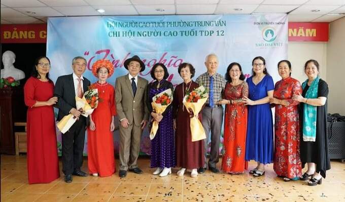 Các cặp đôi NCT lên nhận hoa và lời chúc trong chương trình Đám cưới Vàng - Tình nghĩa vợ chồng tổ chức năm 2022