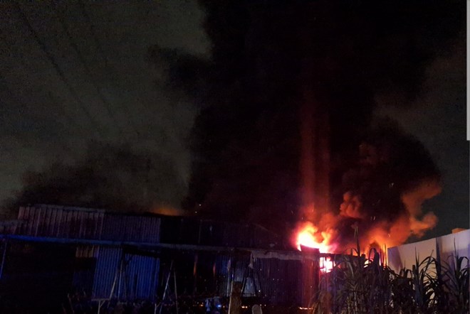 Hỏa hoạn bao trùm cơ sở ép nhựa ở phường Bình Hưng Hòa B. Ảnh: NDCC (LĐO)