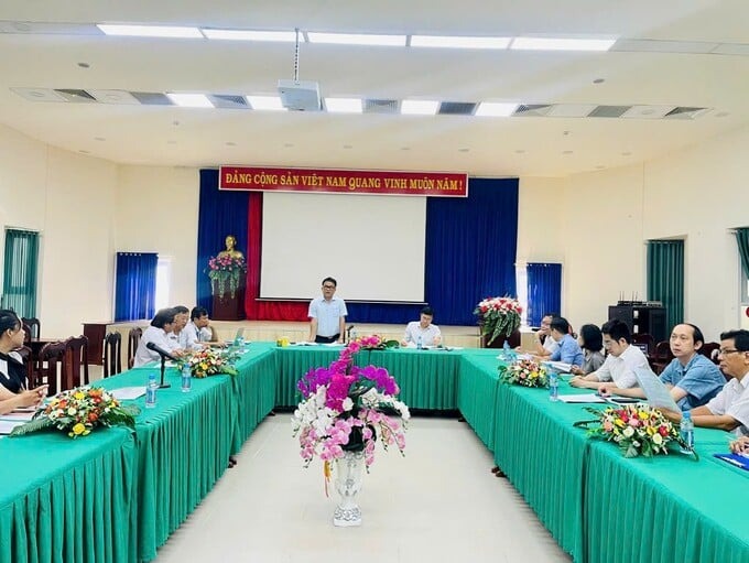BS.CK II Huỳnh Minh Chín - Phó Giám đốc Sở Y tế báo cáo tình hình phòng, chống và điều trị bệnh đậu mùa khỉ trên địa bàn tỉnh