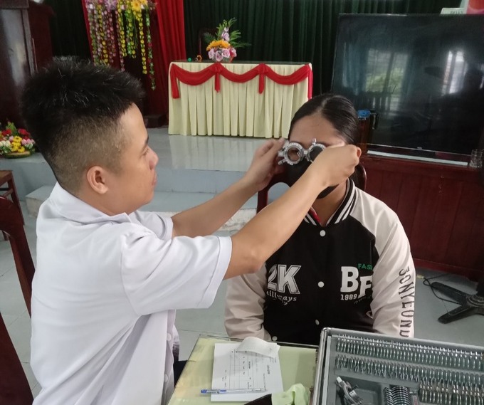 Học sinh khối THCS huyện Thăng Bình được khám tầm soát và tặng kính khúc xạ từ chương trình. Ảnh: Báo Quảng Nam