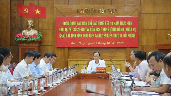 Đoàn công tác Ban chỉ đạo tổng kết 10 năm thực hiện Nghị quyết 29 làm việc, khảo sát tại huyện Kiến Thuỵ, Hải Phòng. Ảnh: Trung tâm Truyền thông và Sự kiện