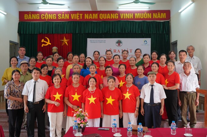 Bà Nguyễn Thị Hiếu cùng các đại biểu chụp ảnh lưu niệm với các hội viên CLB Tự chăm sóc sức khỏe thôn Nội trong ngày ra mắt