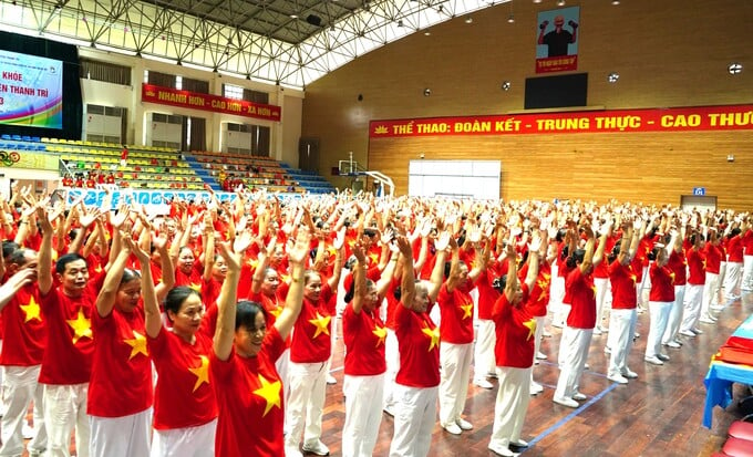 Hơn 600 hội viên NCT huyện Thanh Trì hồ hởi tham gia đồng diễn