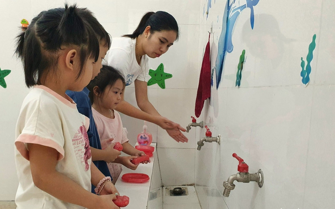 Giáo viên Trường Mầm non xã Lê Lợi hướng dẫn học sinh rửa tay bằng xà phòng để phòng chống dịch bệnh. Ảnh: Báo Hải Dương