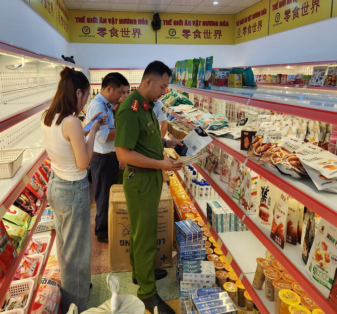 Cơ quan chức năng tỉnh Thanh Hóa kiểm tra tại cơ sở kinh doanh Thế giới ăn vặt Hương Hòa.