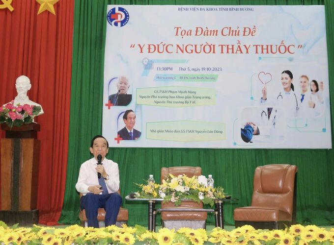Nhà giáo Nhân dân GS.TSKH Nguyễn Lân Dũng phát biểu tại tọa đàm