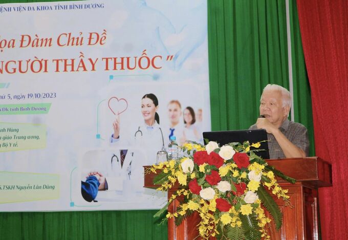 GS.TSKH Phạm Mạnh Hùng - Nguyên Phó trưởng ban Khoa giáo Trung ương, Nguyên Thứ trưởng Bộ Y tế phát biểu tại tọa đàm