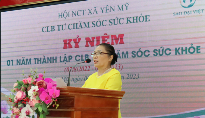 Cô Nguyễn Thị Nhung phát biểu trong Lễ kỉ niệm 1 năm thành lập LCB Tự chăm sóc sức khỏe xã Yên Mỹ