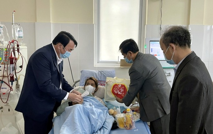 Lãnh đạo tỉnh thăm tặng quà cho bệnh nhân nghèo đang điều trị tại Khoa Thận - Tiết niệu - Lọc máu, Bệnh viện Đa khoa Lâm Đồng. Ảnh: Báo Lâm Đồng