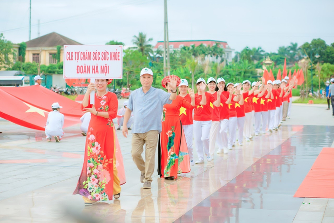 CLB Tự chăm sóc sức khỏe đoàn Hà Nội do bác Vũ Hùng Thắng dẫn đầu tham gia sự kiện tại huyện Nghĩa Hành, tỉnh Quảng Ngãi