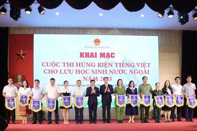 Ban Tổ chức trao cờ lưu niệm cho các đội dự thi Vòng sơ khảo khu vực miền Bắc. Ảnh: Trung tâm Truyền thông và Sự kiện