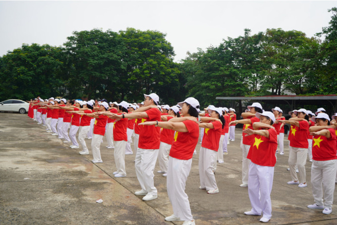 Hội viên NCT phường Phú Diễn đồng diễn Dưỡng sinh Kinh lạc trong lễ ra mắt 7 CLB Tự chăm sóc sức khỏe