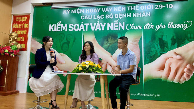 Bích Chung (ở giữa) chia sẻ về quá trình chữa bệnh tại Bệnh viện Da liễu TP. HCM