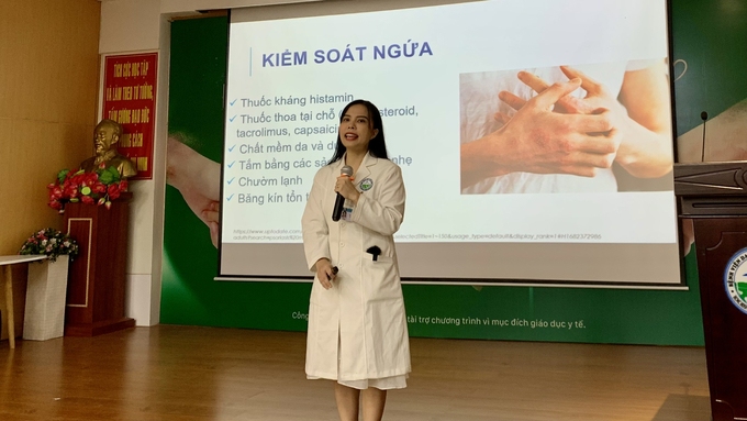 ThS. BS Phạm Thị Uyển Nhi đã chia sẻ về cách chăm sóc da cho các bệnh nhân vảy nến