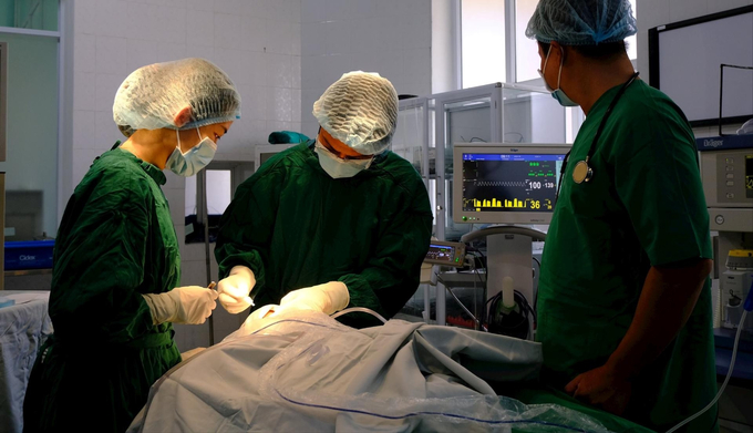 Ê kíp bác sĩ Bệnh viện Đa khoa tỉnh Đắk Nông thực hiện ca phẫu thuật hở hàm ếch cho bé trai. Ảnh: Báo Đắk Nông