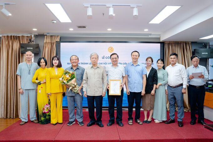 Trao quyết định thành lập Liên chi hội Viên nghiên cứu sức khỏe người cao tuổi và y tế cộng đồng