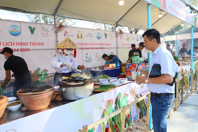 Tại sự kiện còn trưng bày ảnh đẹp về du lịch, văn hóa, danh lam thắng cảnh của tỉnh Ninh Thuận và 24 gian hàng trưng bày, giới thiệu về sản phẩn OCOP, sản phẩm đặc thù, sản phẩm du lịch và ẩm thực của tỉnh Ninh Thuận