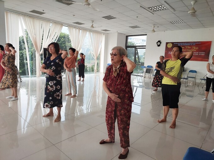 Cụ bà Trịnh Thị Viện (92 tuổi) ở Chi hội Dưỡng sinh tâm thể Hà Đô tập luyện cùng hội viên vào mỗi buổi sáng