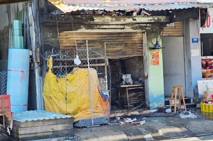 Vụ cháy khiến nhiều tài sản trong tiệm trà sữa bị thiêu rụi. Ảnh: VTV