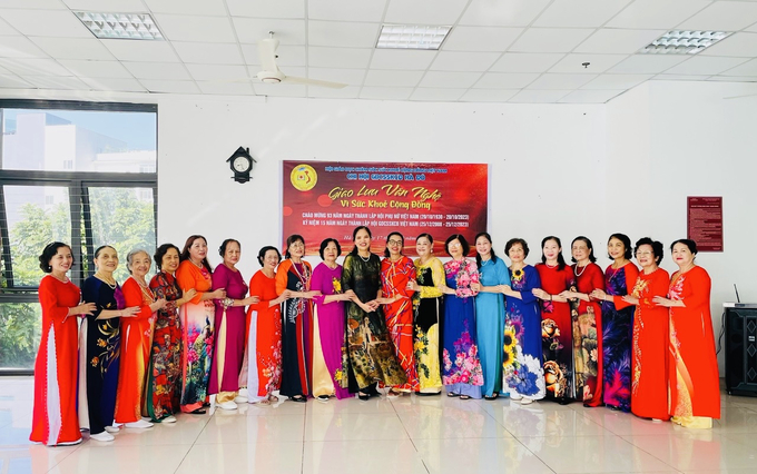 Hội viên Chi hội Dưỡng sinh tâm thể Hà Đô rực rỡ trong tà áo dài Việt Nam
