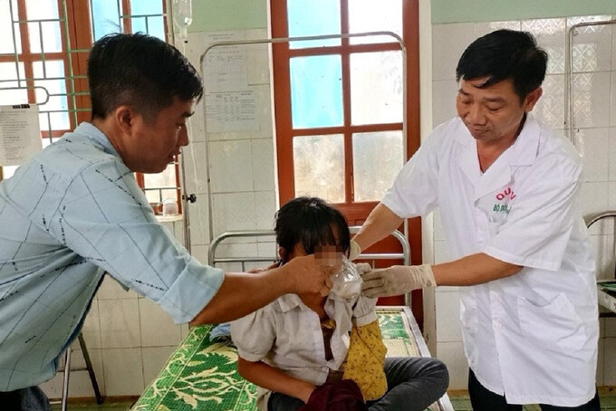 Quân y Đồn Biên phòng Tri Lễ (BĐBP Nghệ An) phối hợp y tế địa phương kịp thời cứu sống cháu bé ăn lá ngón tự tử.