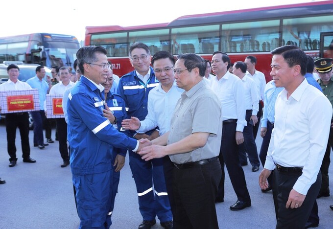 Thủ tướng Phạm Minh Chính thăm hỏi, tặng quà cán bộ công nhân Nhà máy Lọc hóa dầu Nghi Sơn