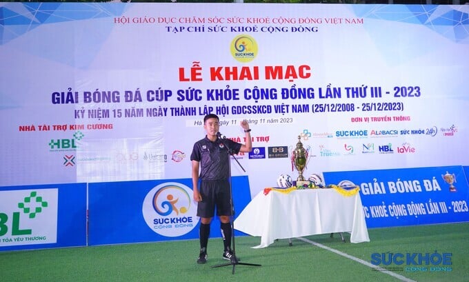 Đại diện cho tổ trọng tài, anh Nguyễn Bá Tuyển tuyên thệ trước Giải đấu
