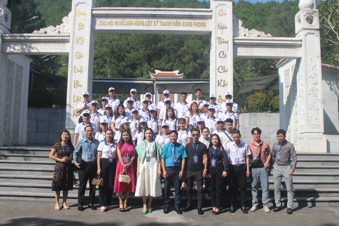 Ngoài các hoạt động thiện nguyện thì đoàn đã đi thắp hương viếng mộ mười cô gái Ngã ba Đồng Lộc.