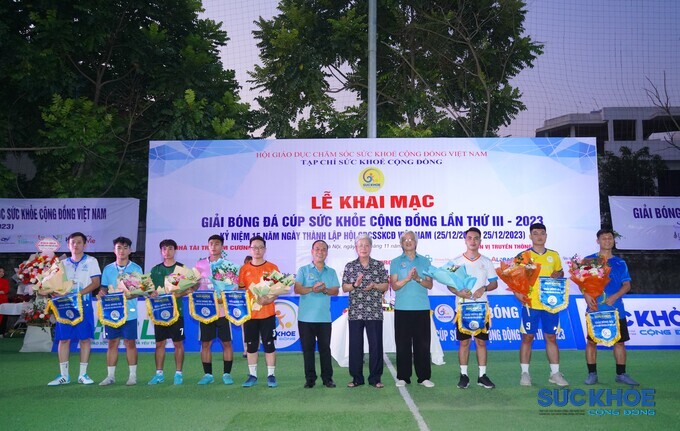 Lãnh đạo Trung ương Hội và Ban Tổ chức tặng cờ và hoa cho đại diện 8 đội bóng