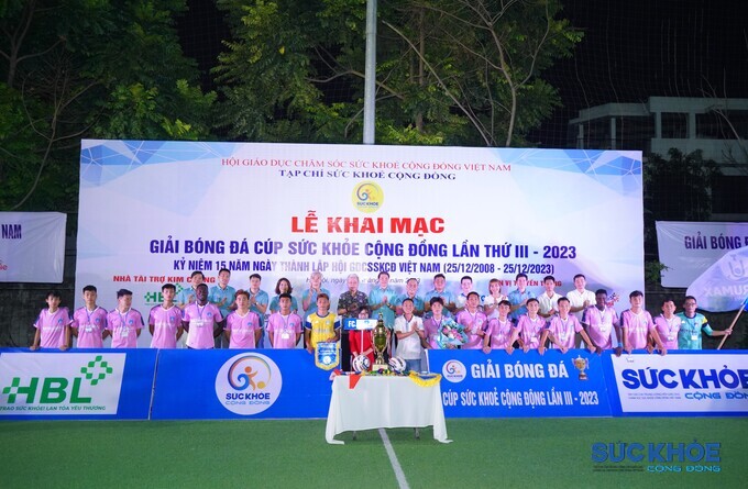 Lãnh đạo Hội GDCSSKCĐ Việt Nam và Ban Tổ chức chụp ảnh lưu niệm với từng đội bóng 