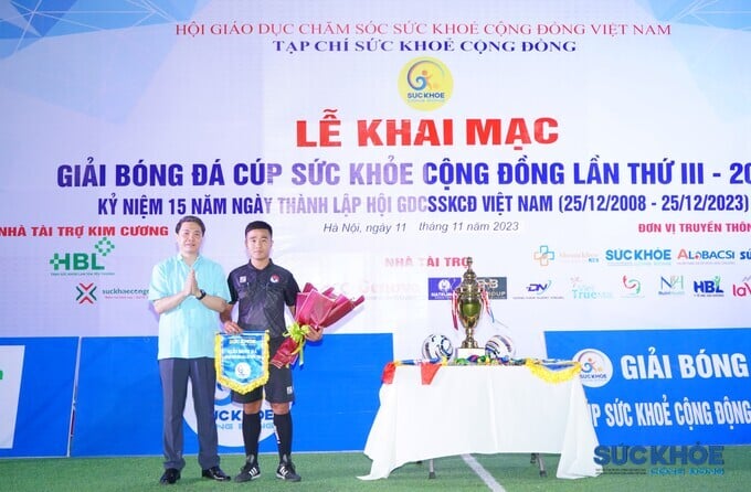 Ông Vũ Việt Anh, Phó Chủ tịch Trung ương Hội tặng cờ và hoa cho đại điện tổ trọng tài