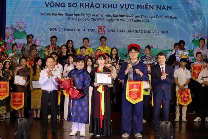 Ban Tổ chức trao giải Nhất cho đội thi đến từ Trường Đại học Khoa học Xã hội và Nhân văn - Đại học Quốc gia TP. HCM. Ảnh: Trung tâm Truyền thông và Sự kiện