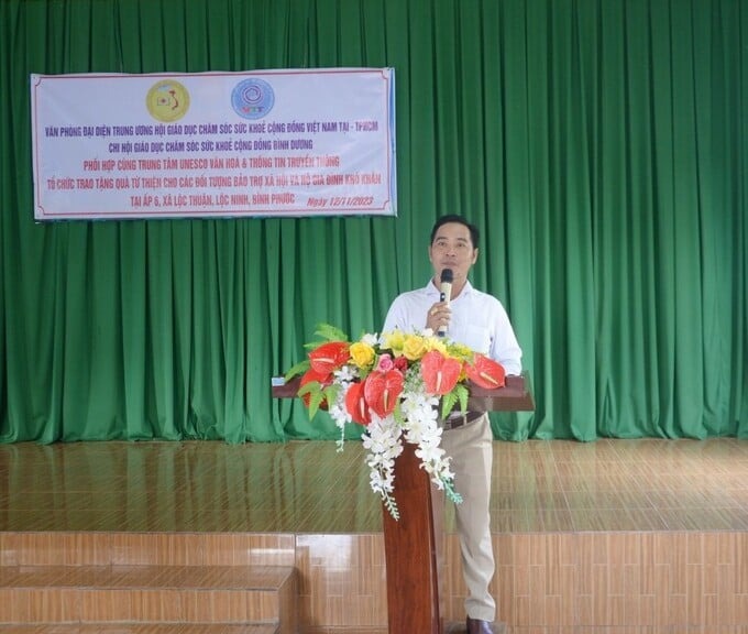 Ông Nguyễn Duy Phương - Chủ tịch Chi Hội Giáo dục chăm sóc SKCĐ Bình Dương phát biểu tại chương trình thiện nguyện