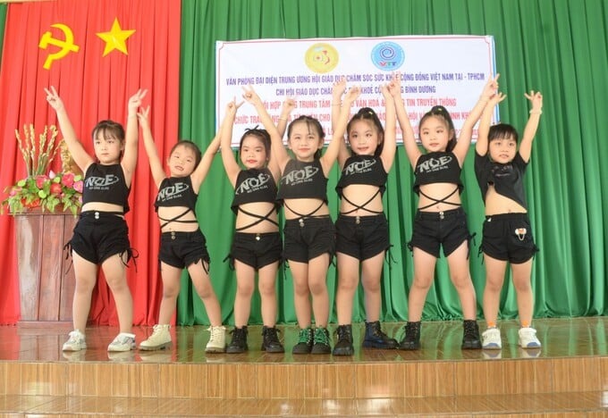 Chương trình văn nghệ do các em thiếu nhi thuộc CLB Quỳnh Trần Dance Fitness thực hiện