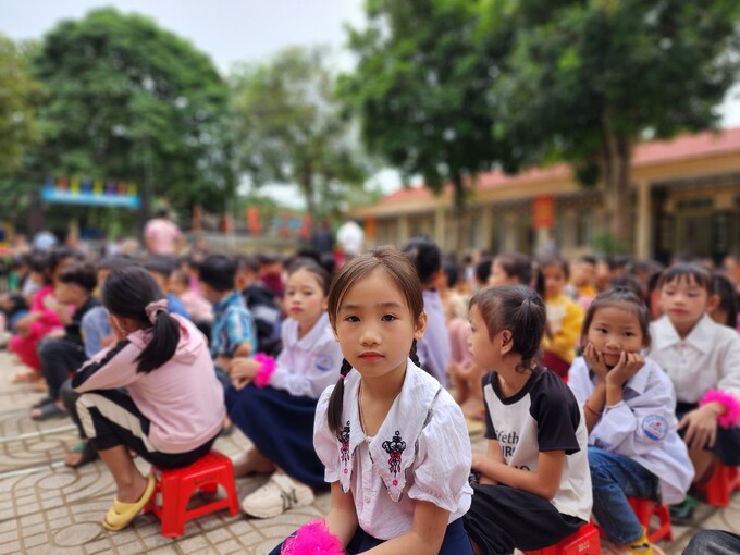 Chương trình “Sách cho trẻ em vùng cao” đã tặng sách, áo ấm cho 500 học sinh, trao 10 triệu đồng hỗ trợ cho 2 giáo viên tại huyện Lang Chánh (Thanh Hóa)
