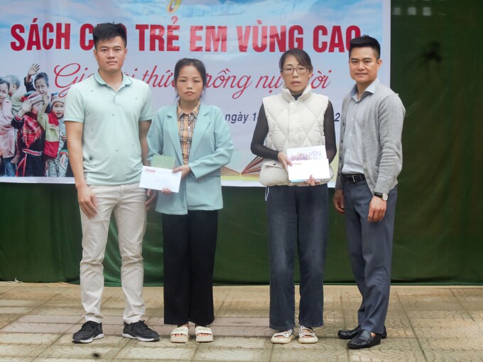 Hai giáo viên trường Tiểu học Giao Thiện có hoàn cảnh khó khăn được hỗ trợ 10 triệu đồng